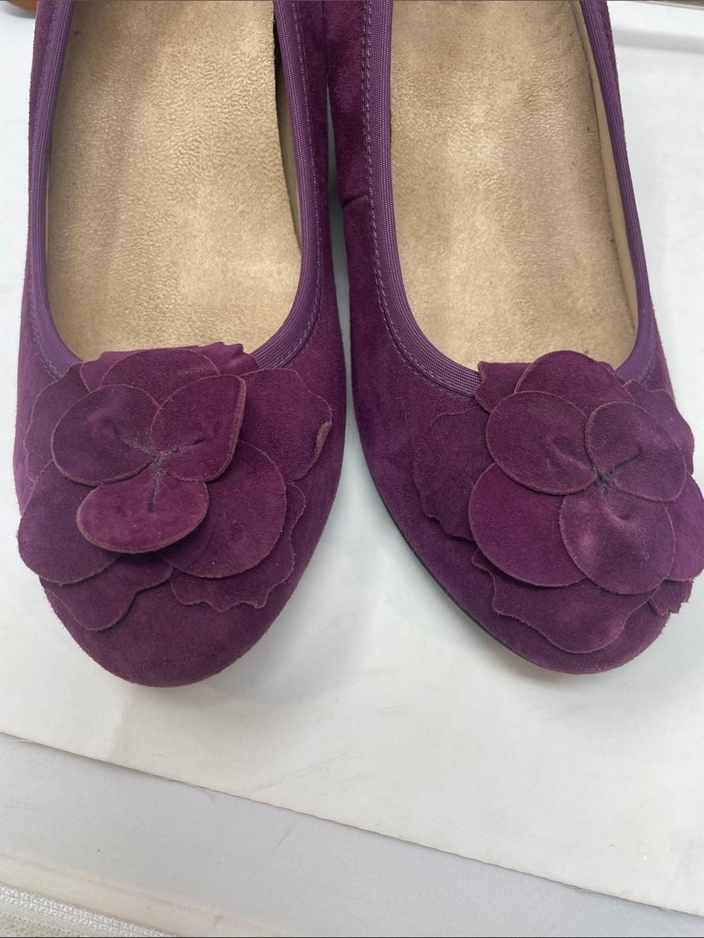 Vionic Plum Suede-Like Wedged Heel Pump Size 10 Excellent Condition - Picture 15 of 15